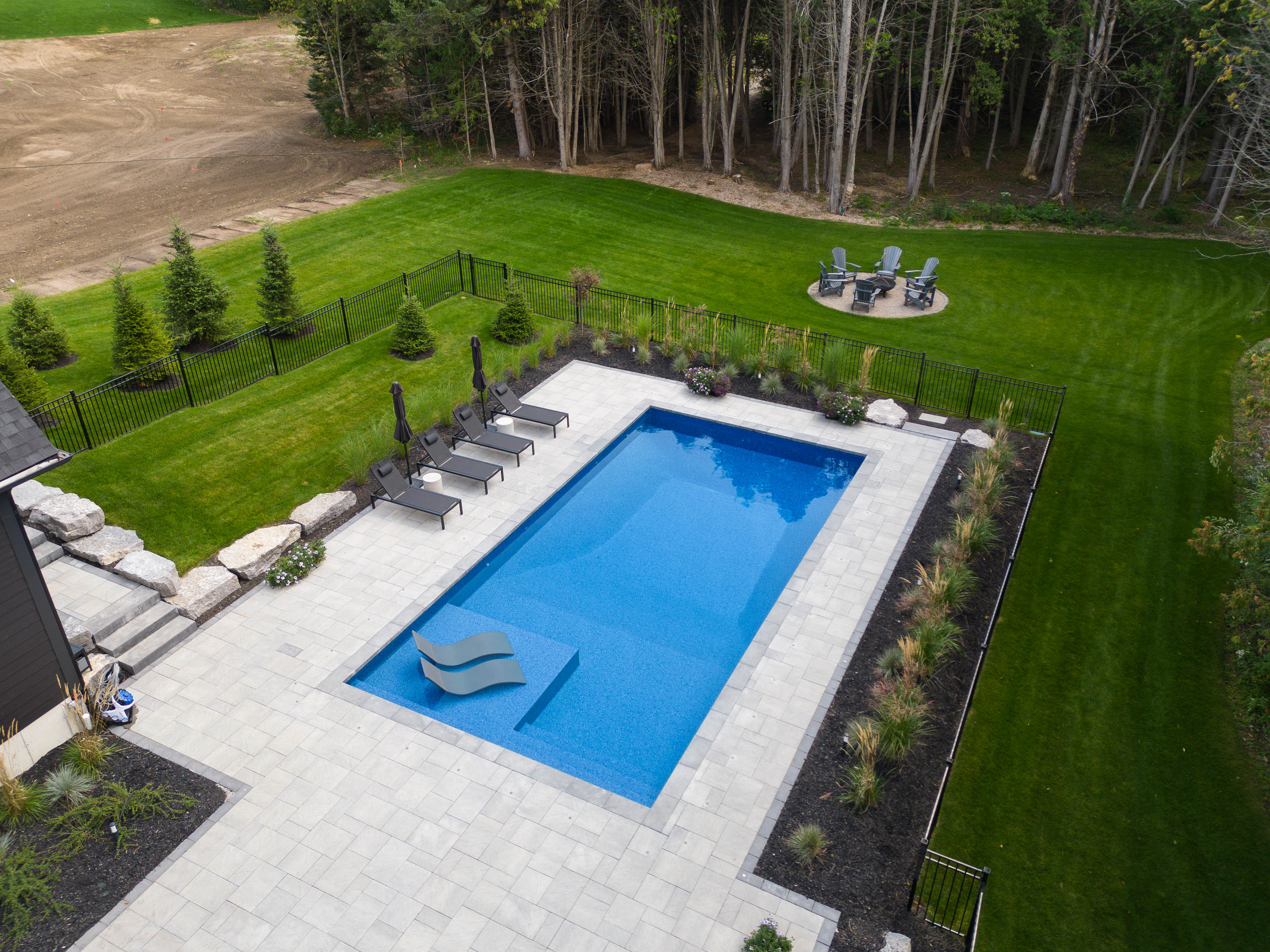 Ingrounf vinyl liner with liner over stairs and sun ledge